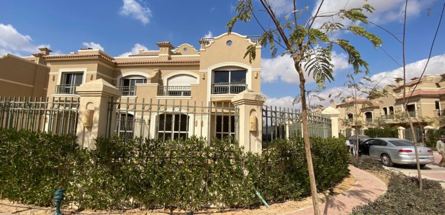 فيلا 220 متر في باتيو برايم بمدينه الشروق