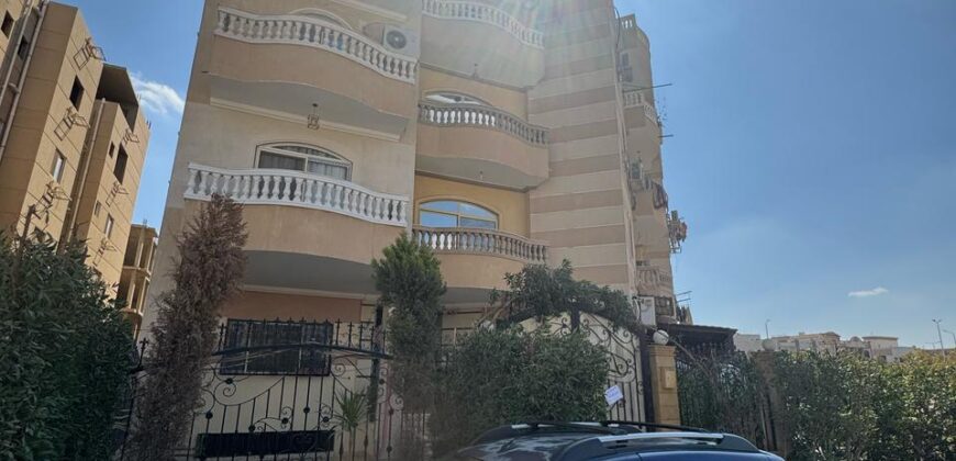 شقه 180 متر دور ارضي يمين الواجهه بمركز المدينه بمدينة الشروق