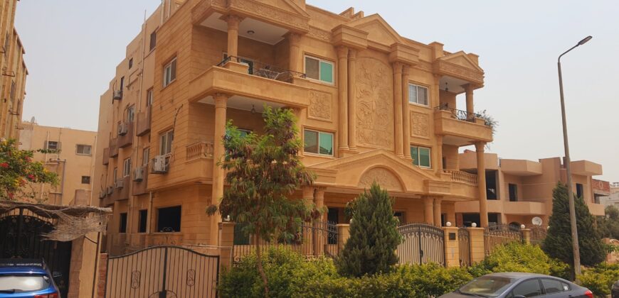 شقة روف ٢٦٠م بالحي الثامن فيلات بموقع مميز جدا بمدينة اشلروق