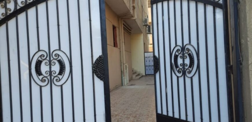 ارضى مرتفع 100 م للبيع بسعر مميز بجانب نادي جرين هيلز ودار مصر وجميع الخدمات