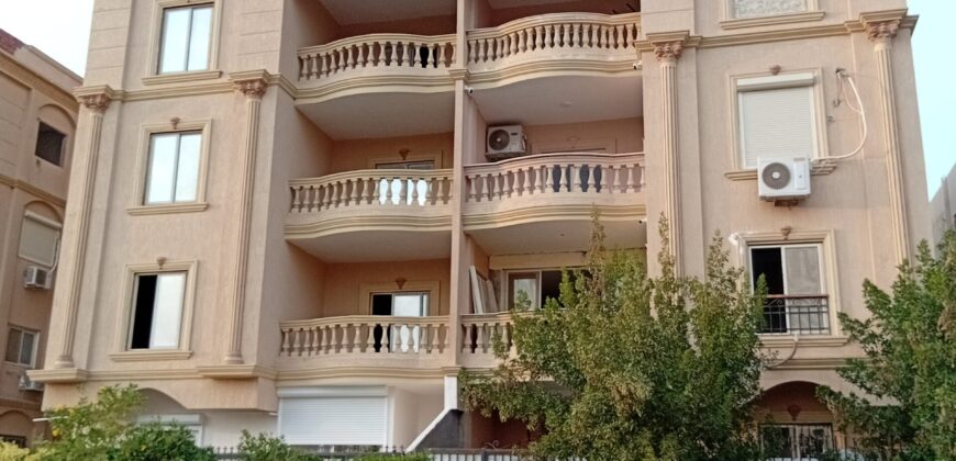 شقة لقطة ١٩٥ م فيو امامي علي جاردن مميز وبجانب طريق الحرية