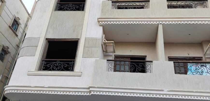 شقة امامي لقطة ١٦٠ م متشطبة سوبر لوكس بجانب كمبوند حسن علام وطريق السويس وجميع الخدمات