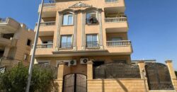 شقة لقطة للبيع ١٣٥ م جانبي علي فيو مفتوح فى فيلا بمدينة الشروق وبجانب الخدمات