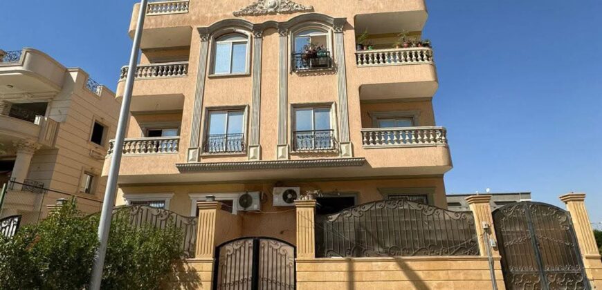 شقة لقطة للبيع ١٣٥ م جانبي علي فيو مفتوح فى فيلا بمدينة الشروق وبجانب الخدمات