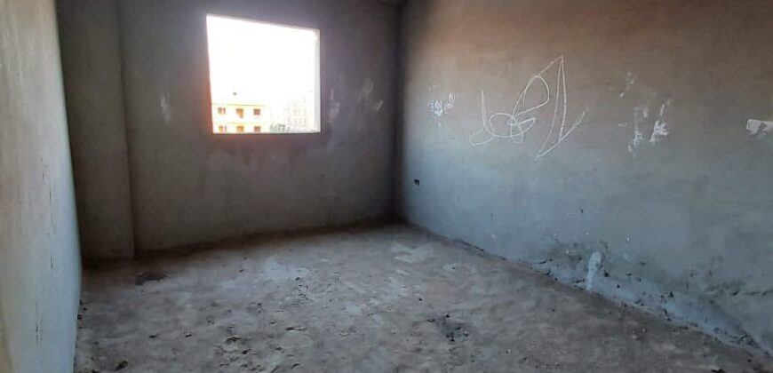 شقة لقطة ١٣٥ م دور ثاني جانبي خلفى بفيو مفتوح فى مدينة الشروق وبجانب جميع الخدمات