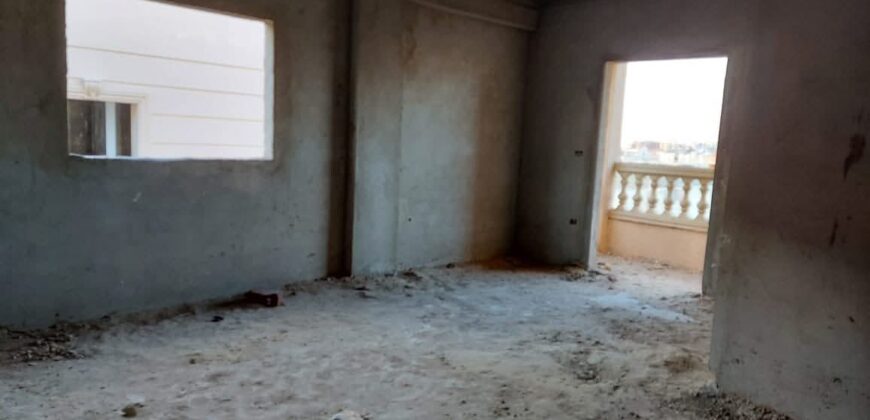 شقة لقطة ١٣٥ م دور ثاني جانبي خلفى بفيو مفتوح فى مدينة الشروق وبجانب جميع الخدمات