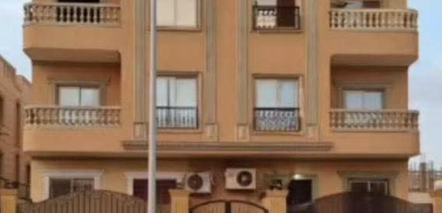 شقة لقطة ١٣٥ م دور ثاني جانبي خلفى بفيو مفتوح فى مدينة الشروق وبجانب جميع الخدمات