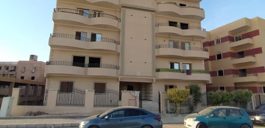 شقة لقطة ٢٠٠ م فيو امامي مفتوح علي جاردن بمدينة الشروق وبجانب طريق الحرية و جميع الخدمات