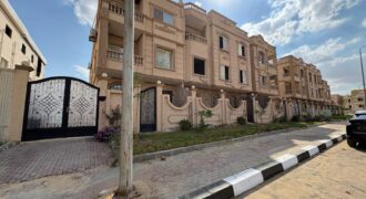 شقة لقطة ١٥٥ م امامي بفيو مميز في فيلا شيك بمدينة الشروق وبجانب جميع الخدمات