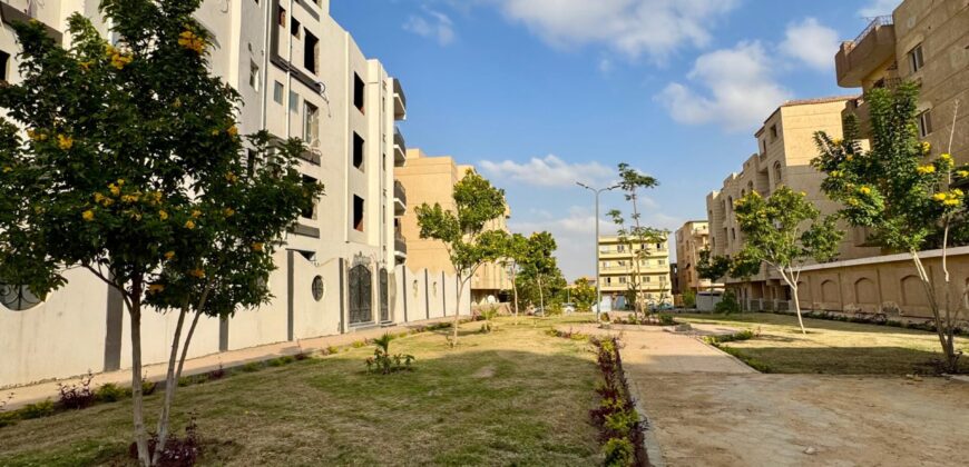 شقة لقطة ١٧٥ م دور ثاني متكرر فيو جاردن جميل بأرقى مناطق مدينة الشروق