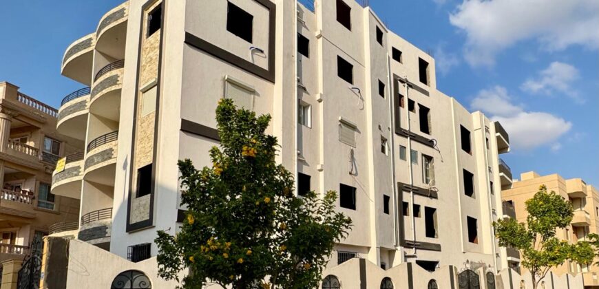 شقة لقطة ١٧٥ م دور ثاني متكرر فيو جاردن جميل بأرقى مناطق مدينة الشروق