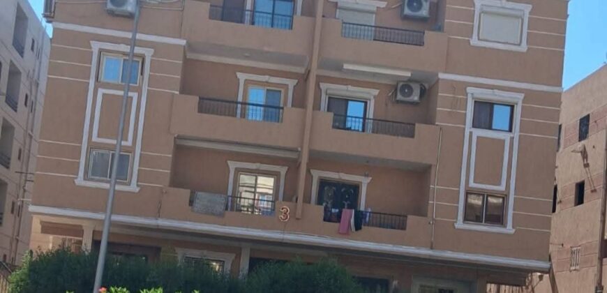 شقة لقطة ١٧٥ م امامي بفيو مميز علي جاردن بحري بمدينة الشروق