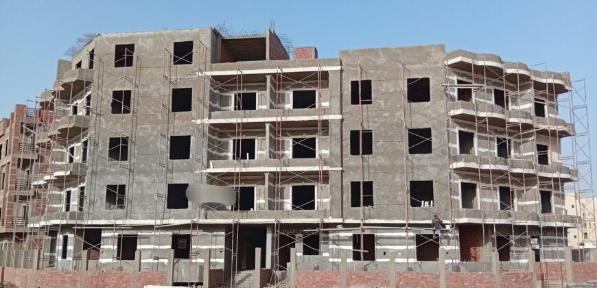 شقة لقطة للبيع ٢١٠ م فيو امامي مميز علي جاردن بمدينة الشروق بجانب سعودي