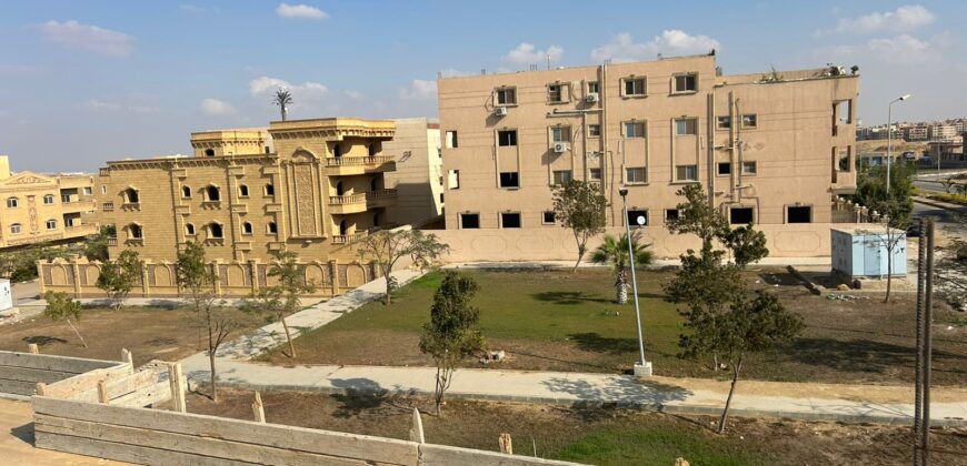 شقة لقطة للبيع ١٧٠ م فيو جانبي مميز علي جاردن بحي فيلات بمدينة الشروق