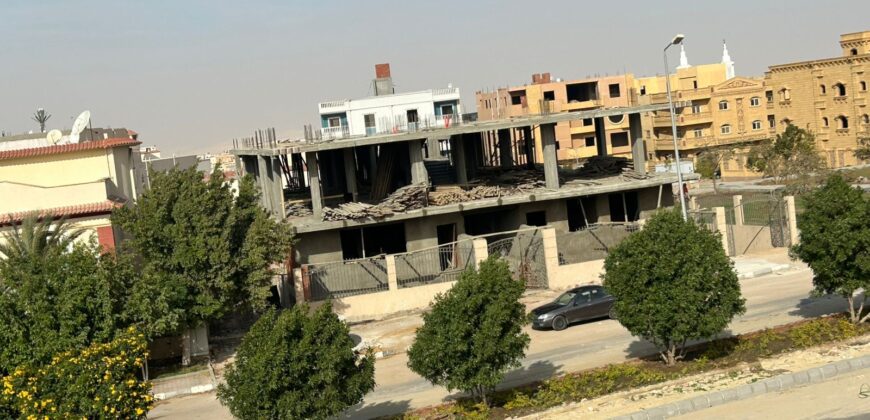 شقة لقطة للبيع ١٧٠ م فيو جانبي مميز علي جاردن بحي فيلات بمدينة الشروق