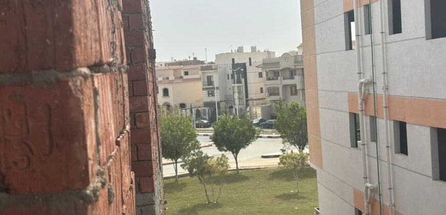 شقة لقطة للبيع ١٦٠ م دور متكرر بحري بمدينة الشروق وبجانب سعودي وكارفور