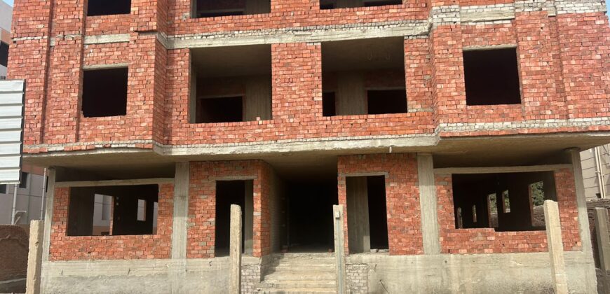 شقة لقطة للبيع ١٦٠ م دور متكرر بحري بمدينة الشروق وبجانب سعودي وكارفور