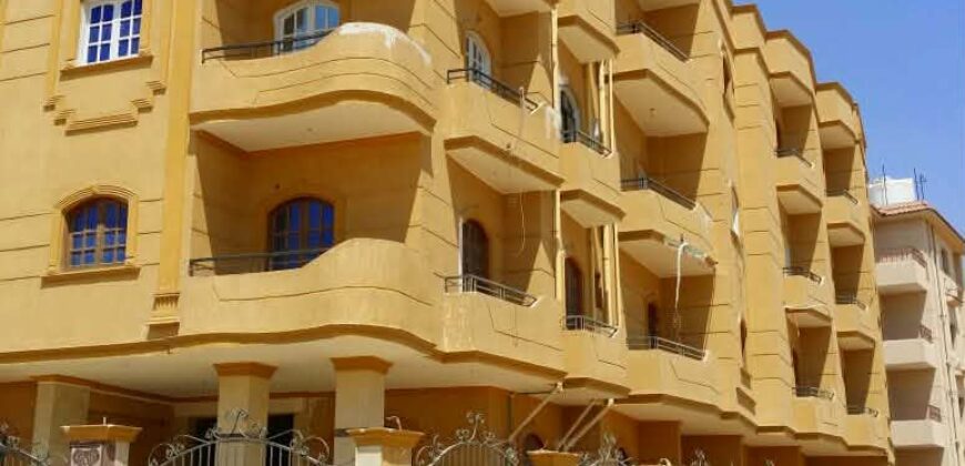 ارضى مرتفع لقطة ١٣٠ م + ٥٠ م جاردن بمدينة الشروق بجانب طريق الحرية مباشرة و ٥ دقائق لطريق السويس