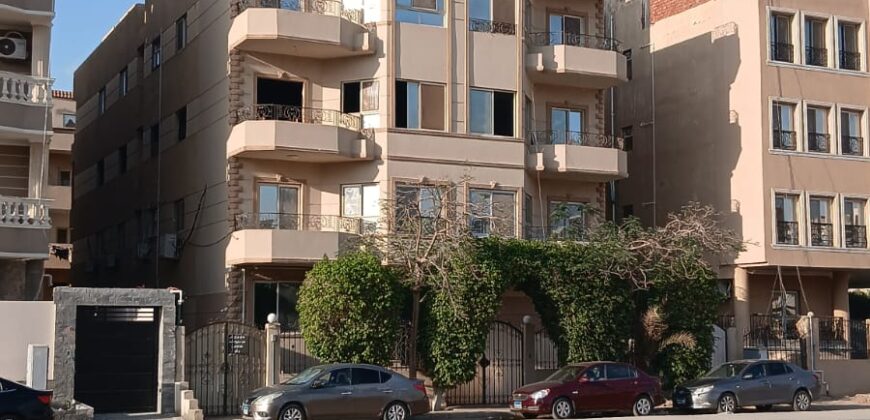 نص روف فاضى ١٥٠ م + ٥٠ م أوت دور بمدينة الشروق بجانب نادي جرين هيلز وتاون سنتر