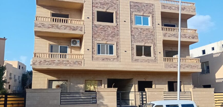 شقة للبيع 195م دور ثاني حي الفيلات الحي الثالث غرب في الشروق