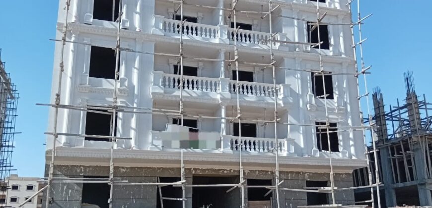 شقة لقطة للبيع ٢٠٥ م فيو امامي مميز دور ثالث متكرر بمدينة الشروق وبجانب طريق الحرية والخدمات