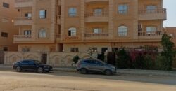 شقة لقطة ١٦٥ م دور ثاني فيو امامي مفتوح بمدينة الشروق وبجانب طريق الحرية والخدمات