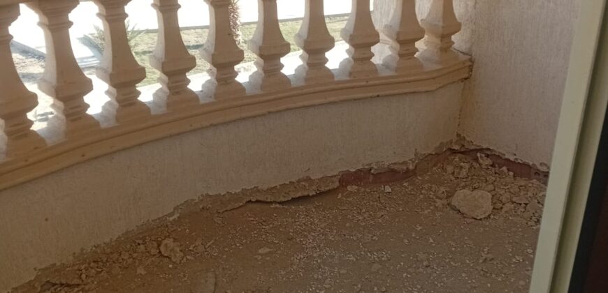 شقة لقطة ١٦٥ م دور ثاني فيو امامي مفتوح بمدينة الشروق وبجانب طريق الحرية والخدمات