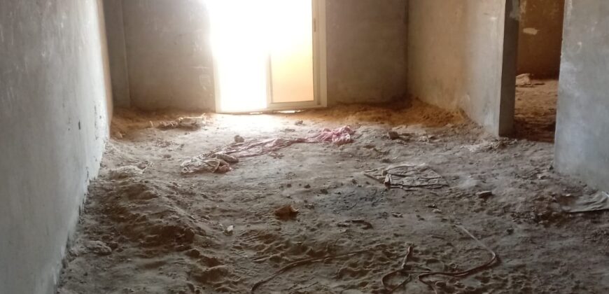 شقة لقطة ١٦٥ م دور ثاني فيو امامي مفتوح بمدينة الشروق وبجانب طريق الحرية والخدمات