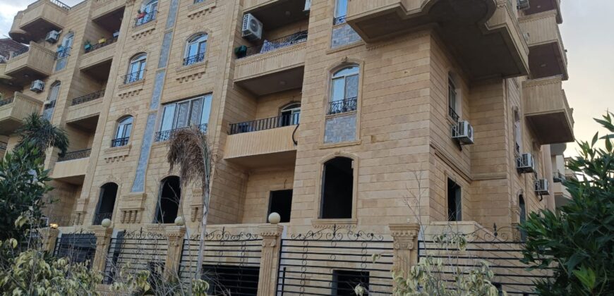 شقة للبيع ٢١٥ م فيو امامي مميز بجانب الرابط الاوسط و تيراس مول بمدينة الشروق