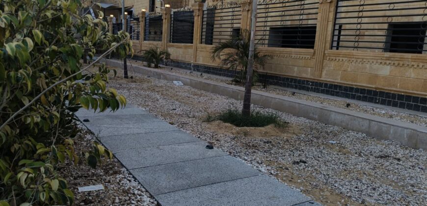 شقة للبيع ٢١٥ م فيو امامي مميز بجانب الرابط الاوسط و تيراس مول بمدينة الشروق