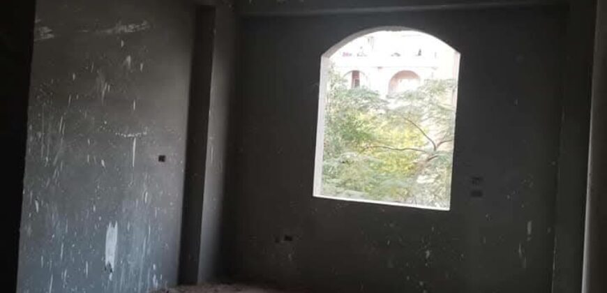 شقة للبيع ٢١٥ م فيو امامي مميز بجانب الرابط الاوسط و تيراس مول بمدينة الشروق