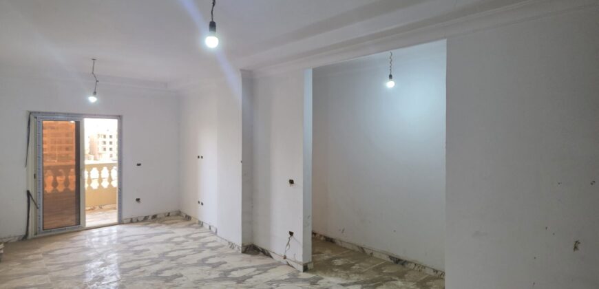 شقة ١٨٠م دور ثالت بموقع مميز بجوار طريق الحرية متشطبة