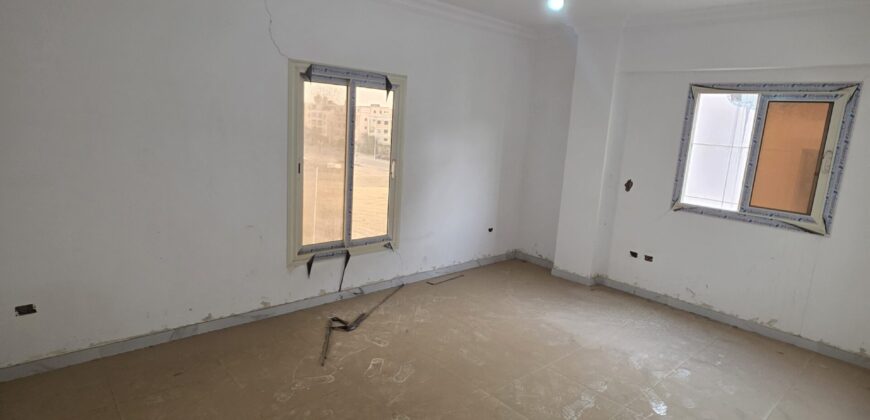 شقة ١٨٠م دور ثالت بموقع مميز بجوار طريق الحرية متشطبة