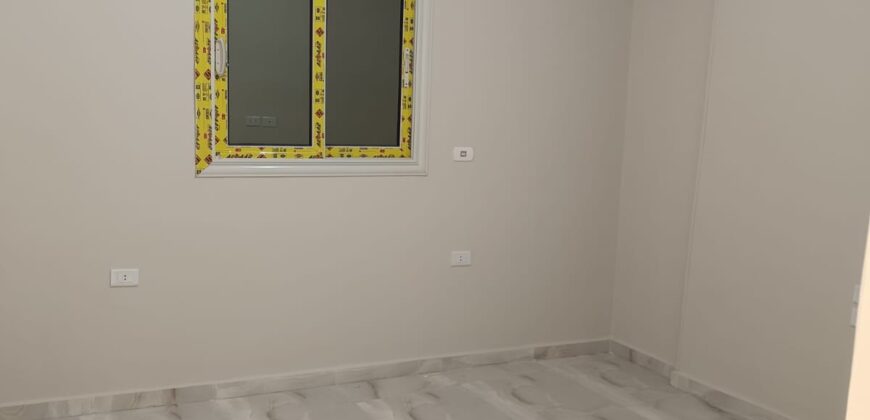شقه بالمنطقه الثامنه دور رابع امامي بجوار حسن علام و طريق السويس