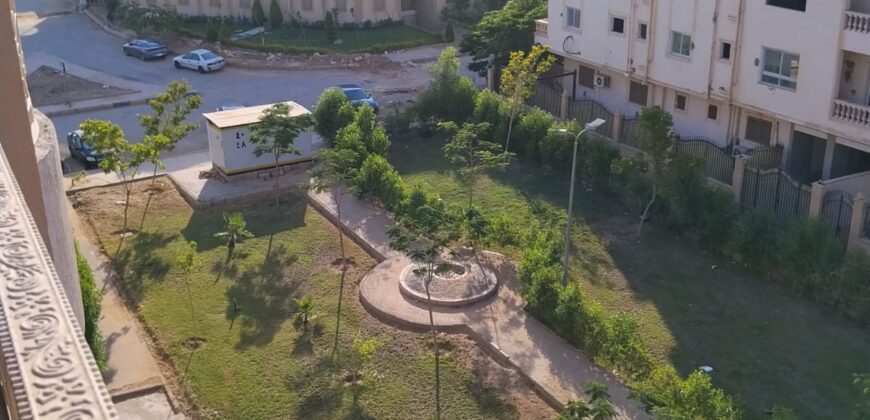 شقة للبيع 240م – مدينة الشروق في المنطقة الثامنة عمارات