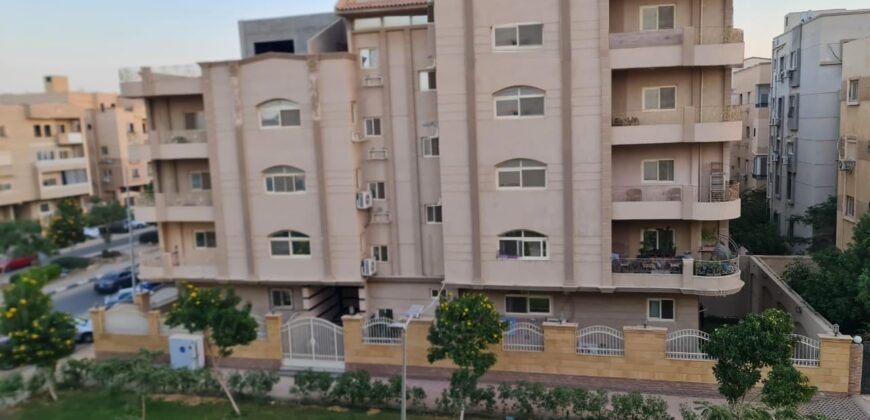 شقة للبيع 240م – مدينة الشروق في المنطقة الثامنة عمارات
