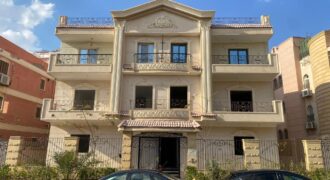 شقة أرضي بجاردن 240م + 150م جاردن بمدخل خاص في الحي الثامن الشروق