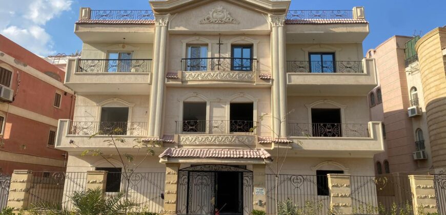 شقة أرضي بجاردن 240م + 150م جاردن بمدخل خاص في الحي الثامن الشروق