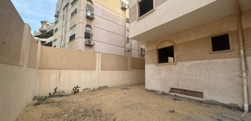 شقة أرضي بجاردن 240م + 150م جاردن بمدخل خاص في الحي الثامن الشروق