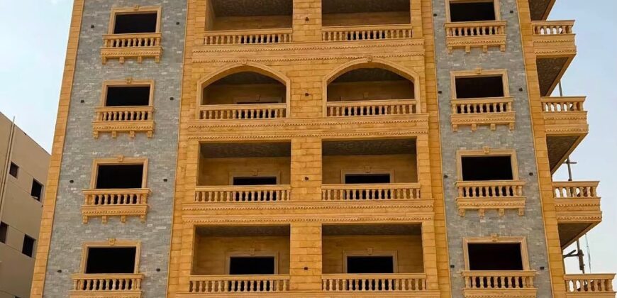 شقة للبيع 225م دور متكرر في المنطقة الخامسة عمارات في الشروق