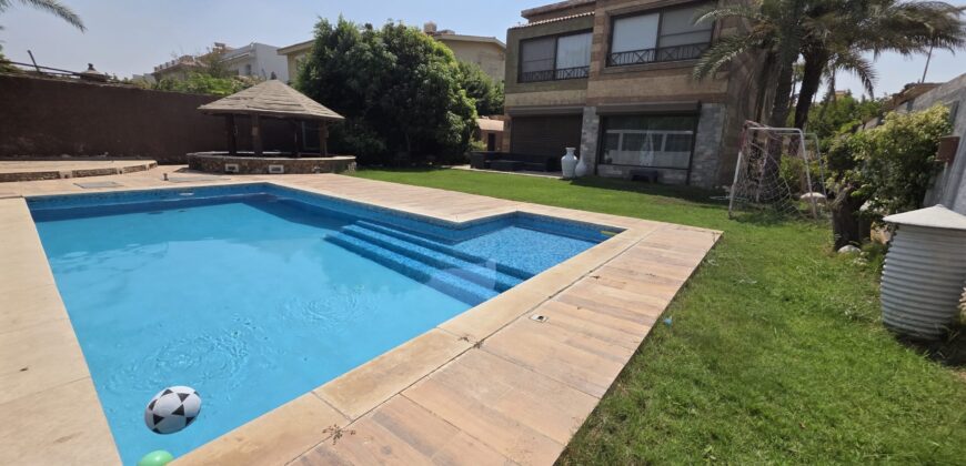 فيلا ٨٠٠م مميزة جدا بكمبوند راقي بحمام سباحة بمدينة الشروق