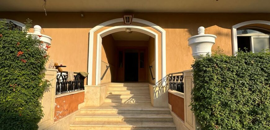 فرصة مميزة لشقة أرضي بجاردن في المنطقة الثانية عمارات بمدينة الشروق، يمين الواجهة.