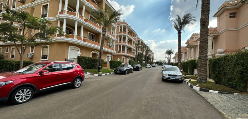 فرصة مميزة لشقة أرضي بجاردن في المنطقة الثانية عمارات بمدينة الشروق، يمين الواجهة.