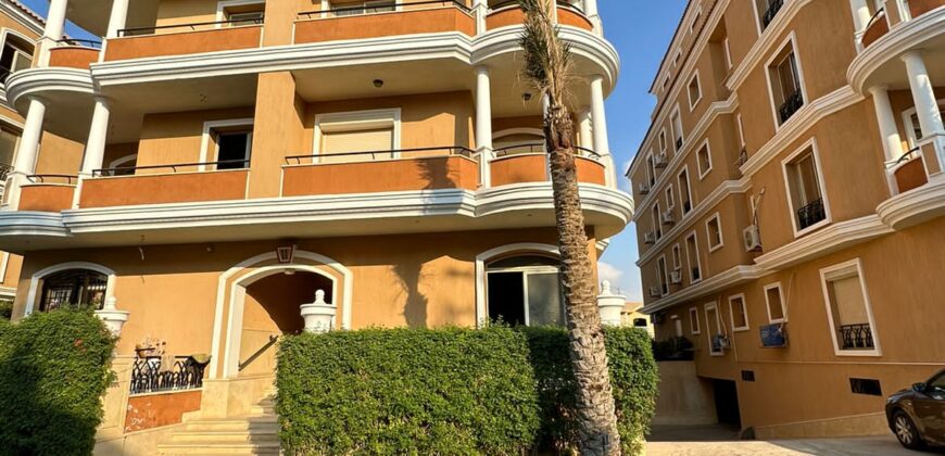 فرصة مميزة لشقة أرضي بجاردن في المنطقة الثانية عمارات بمدينة الشروق، يمين الواجهة.