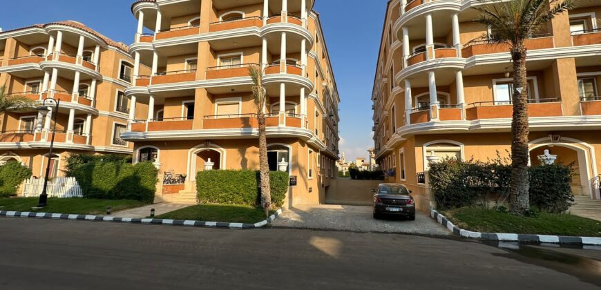 فرصة مميزة لشقة أرضي بجاردن في المنطقة الثانية عمارات بمدينة الشروق، يمين الواجهة.