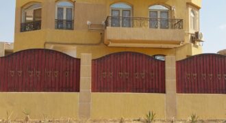 شقه دور ارضي للايجار _في ارقي أحياء مدينه الشروق الحي الاول شرق