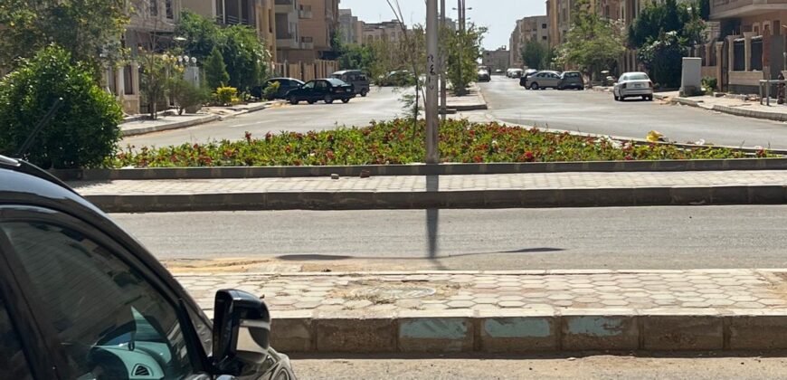شقة للبيع 194م في المنطقة السادسة عمارات في الشروق نصف تشطيب