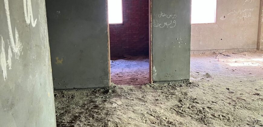 شقة للبيع 194م في المنطقة السادسة عمارات في الشروق نصف تشطيب
