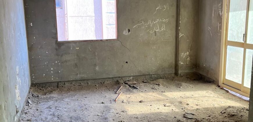 شقة للبيع 194م في المنطقة السادسة عمارات في الشروق نصف تشطيب