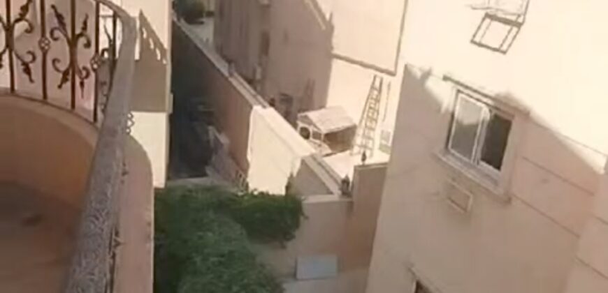 شقه للبيع في الحي الثامن فيلات ارقي أحياء مدينة الشروق